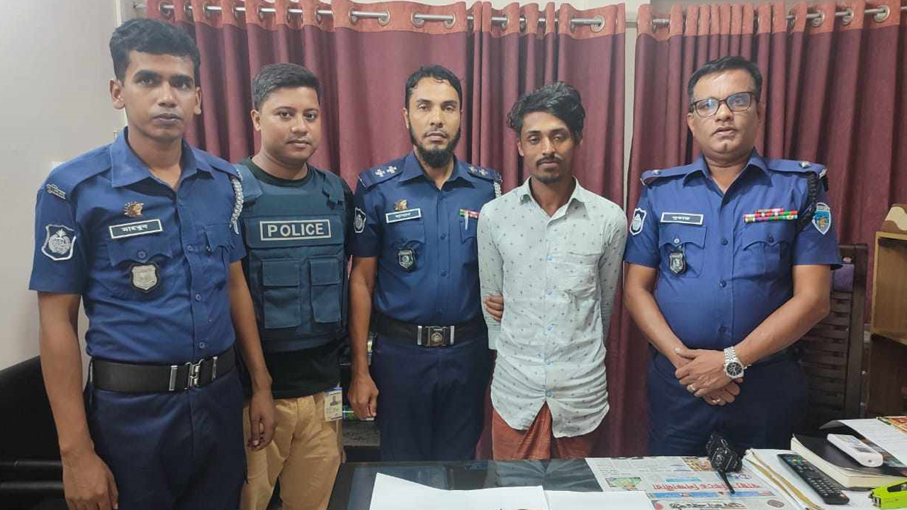 অস্ত্রসহ গ্রেপ্তার শাহাব উদ্দিন। ছবি : কালবেলা