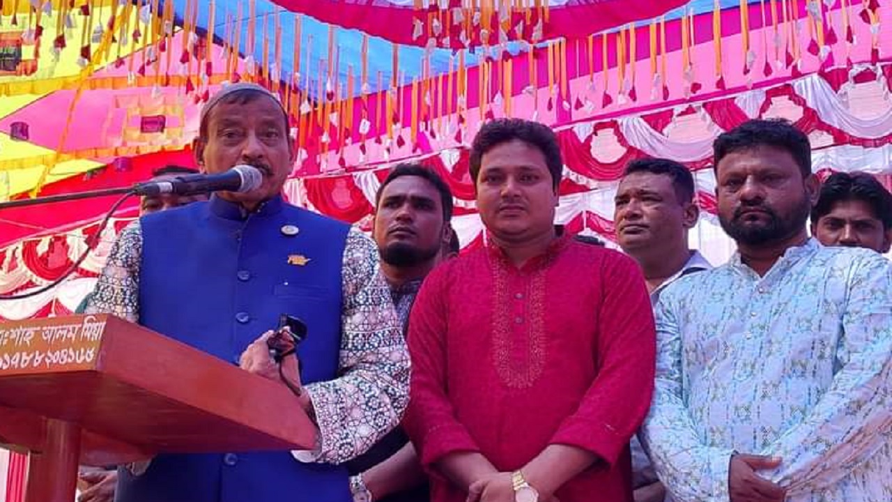 কালীগঞ্জ উপজেলার চাকলারহাট কেন্দ্রীয় জামে মসজিদের ভবন উদ্বোধনকালে বক্তব্য দিচ্ছেন সমাজকল্যাণমন্ত্রী নুরুজ্জামান আহম্মেদ। ছবি : কালবেলা