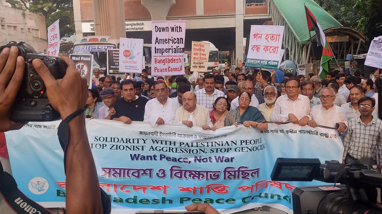 বৃহস্পতিবার জাতীয় প্রেস ক্লাবের সামনে শান্তি পরিষদের সমাবেশ। ছবি : সংগৃহীত