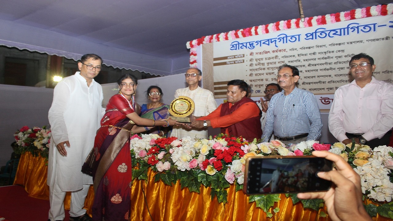 গীতা প্রতিযোগিতার পুরস্কার বিতরণ উপলক্ষে ঢাকেশ্বরী মন্দিরে অনুষ্ঠানের আয়োজন করা হয়। ছবি : কালবেলা