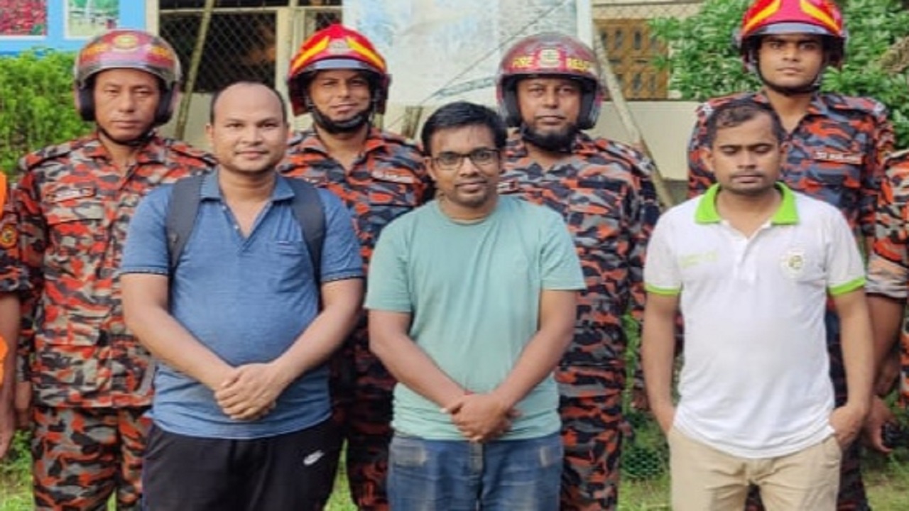 ব্যাংক কর্মকর্তা মোহাম্মদ জামাল উদ্দিন, সঞ্জয় বনিক ও মোহাম্মদ আলাউদ্দিন। ছবি : কালবেলা