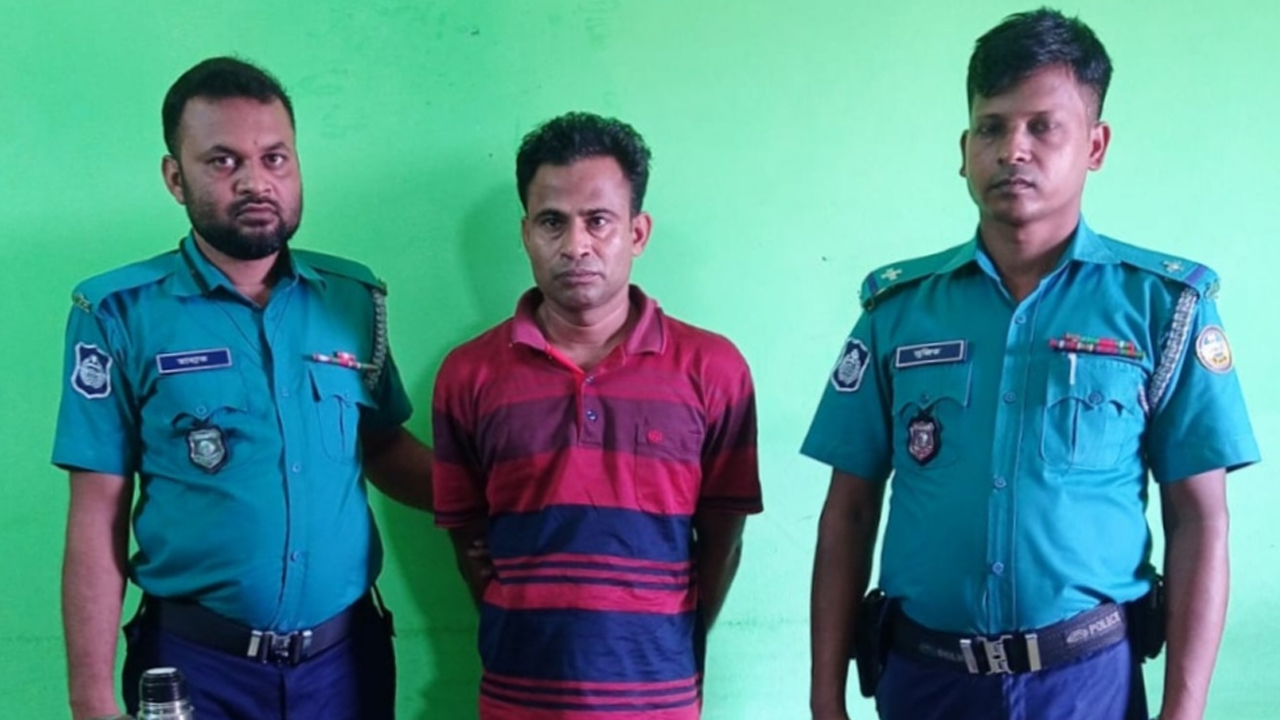 মাদক কারবারের অভিযোগে আটক রাসেল হাওলাদার। ছবি : কালবেলা