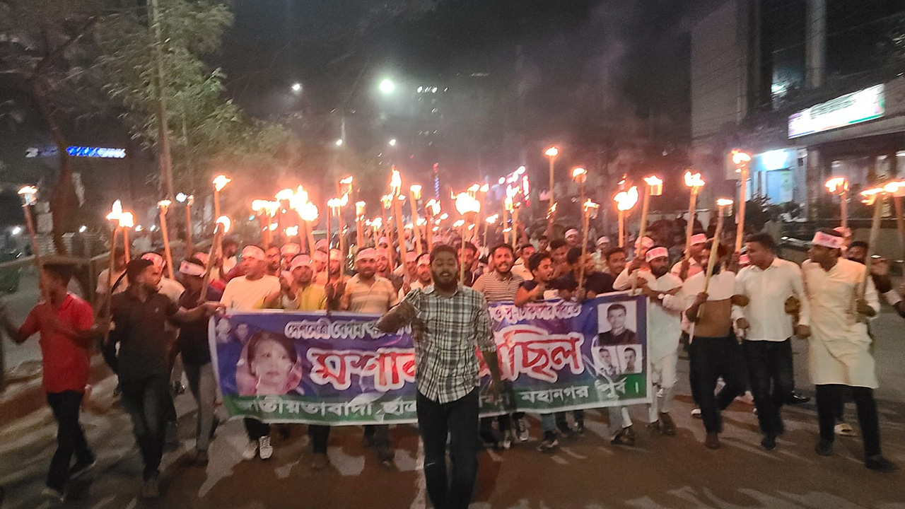 বিএনপি চেয়ারপারসন খালেদা জিয়ার মুক্তি ও সুচিকিৎসার দাবিতে রাজধানীতে ছাত্রদলের মশাল মিছিল। ছবি : কালবেলা