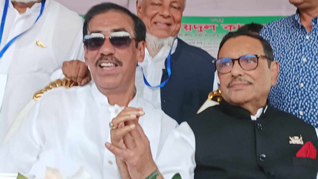 নারায়ণগঞ্জে আওয়ামী লীগের শান্তি সমাবেশের মঞ্চে শামীম ওসমান ও ওবায়দুল কাদের। ছবি : কালবেলা