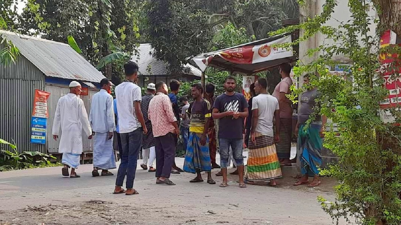সংঘর্ষের পর হোগলাকান্দি গ্রামে ঘটনাস্থলে স্থানীয়দের ভিড়। ছবি : কালবেলা