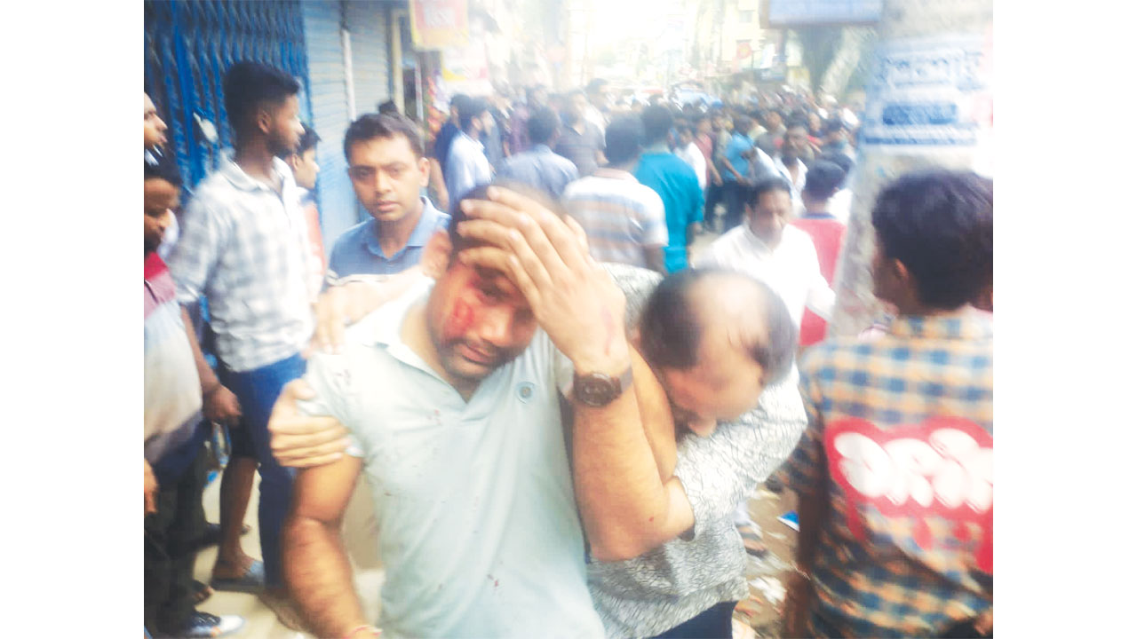 কুমিল্লায় শুক্রবার হিন্দু বৌদ্ধ খ্রিস্টান ঐক্য পরিষদের কর্মসূচিতে হামলায় আহত একজনকে উদ্ধার করে নিয়ে যাওয়া হচ্ছে। ছবি: কালবেলা