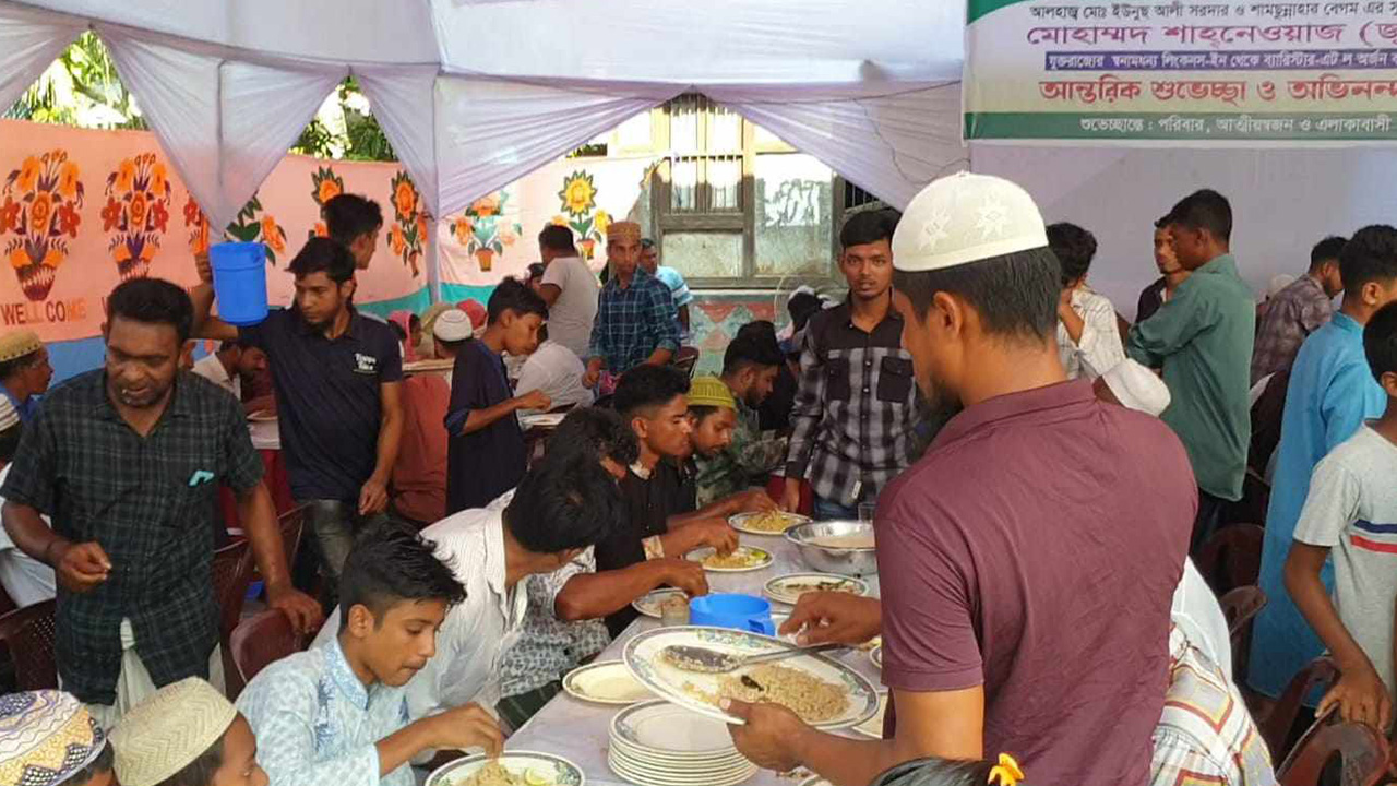 শরীয়তপুরে ছেলে ব্যারিস্টার হওয়ার খুশিতে গ্রামবাসীকে বিরিয়ানি-পায়েস খাওয়ালেন তার বাবা-মা। ছবি : কালবেলা