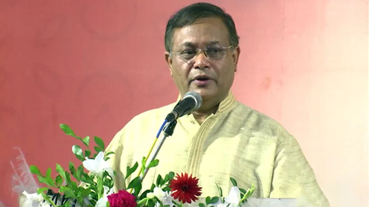 রাজধানীর বনানী পূজামণ্ডপে মহালয়ার উদ্বোধনী অনুষ্ঠানে তথ্য ও সম্প্রচারমন্ত্রী ড. হাছান মাহমুদ। ছবি : সংগৃহীত