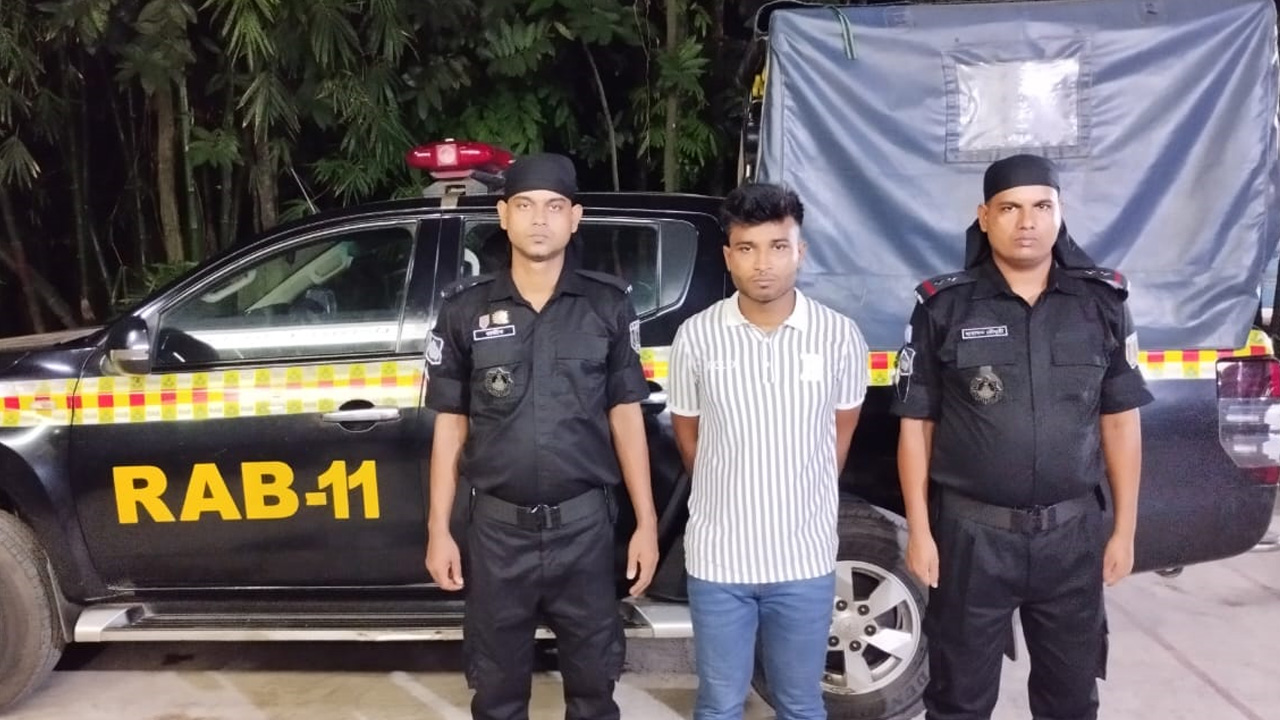 র‌্যাবের হাতে গ্রেপ্তার জাহিদ হাসান সৌরভ। ছবি : কালবেলা