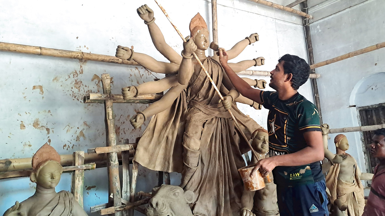 জয়পুরহাটের আক্কেলপুর পূজামণ্ডপে কারিগরদের ব্যস্ততা। ছবি : কালবেলা
