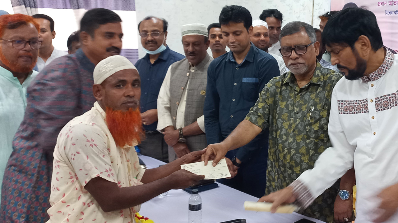 মানিকগঞ্জে অসহায়দের চেক বিতরণ অনুষ্ঠানে স্বাস্থ্যমন্ত্রী জাহিদ মালেক। ছবি : কালবেলা