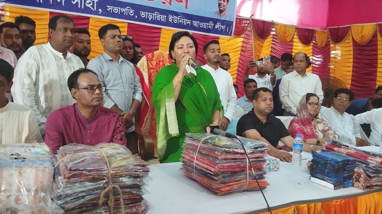 মানিকগঞ্জে শারদীয়া দুর্গাপূজা উপলক্ষে বস্ত্র বিতরণ অনুষ্ঠানে মমতাজ বেগম। ছবি : কালবেলা