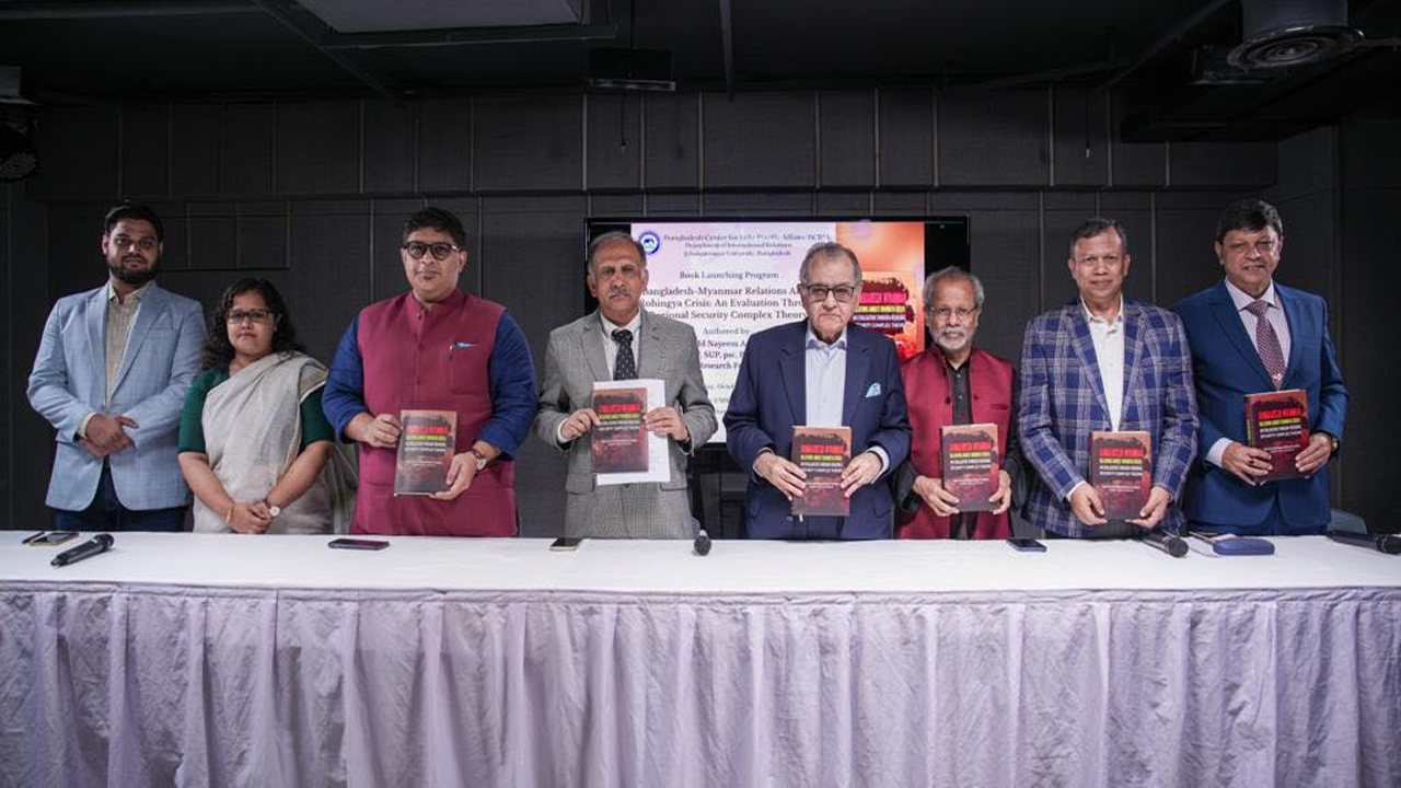‘রোহিঙ্গা সংকট বাংলাদেশ-মিয়ানমার সম্পর্ক : আঞ্চলিক নিরাপত্তাবিষয়ক গবেষণা’ শীর্ষক বইয়ের মোড়ক উন্মোচন অনুষ্ঠানে অতিথিরা। ছবি : কালবেলা