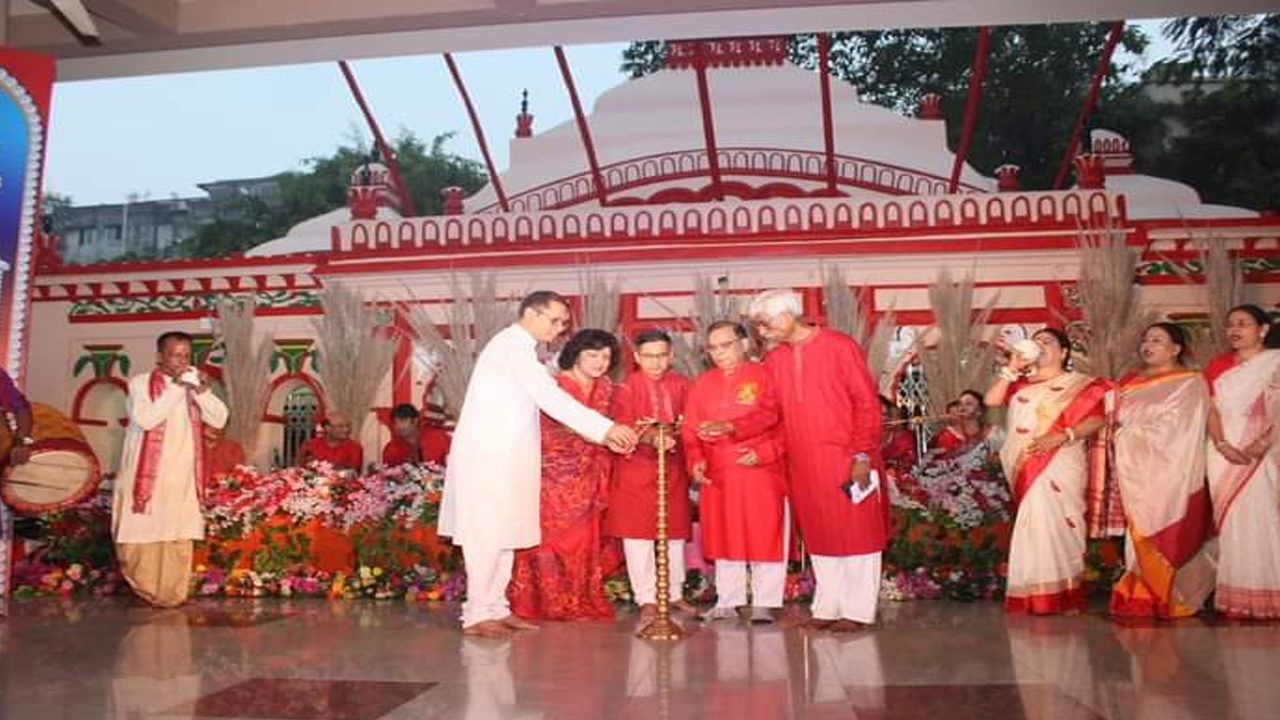 ঢাকেশ্বরী মন্দিরের মহানগর সার্বজনীন পূজা মণ্ডপে আয়োজিত অনুষ্ঠানে ভারতের হাইকমিশনার প্রণয় ভার্মা। ছবি : কালবেলা
