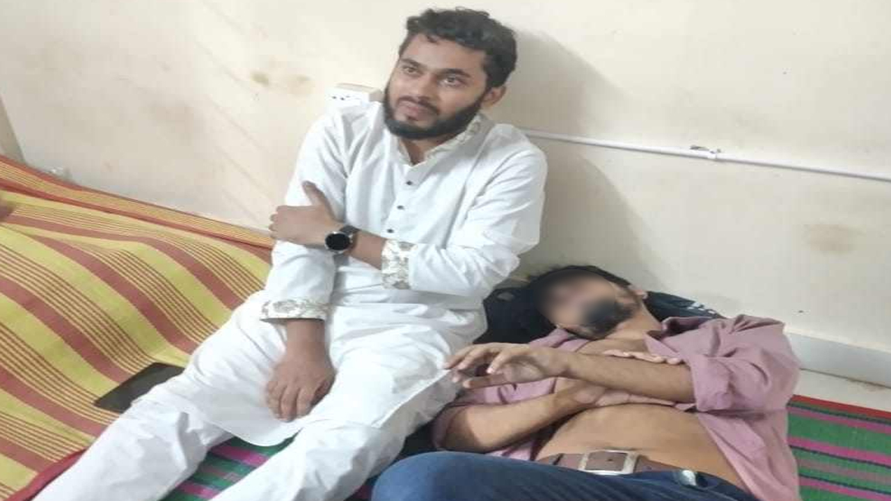 হাসপাতালে চিকিৎসা নিচ্ছেন আহত দুই শিক্ষার্থী। ছবি : কালবেলা