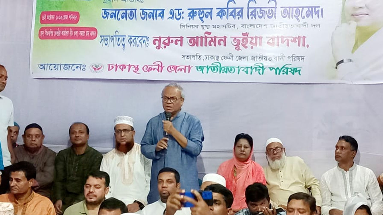 নয়াপল্টনে দলের কেন্দ্রীয় কার্যালয়ে ঢাকাস্থ ফেনী জেলা জাতীয়তাবাদী পরিষদের আয়োজিত অনুষ্ঠানে রুহুল কবির রিজভী। ছবি : কালবেলা