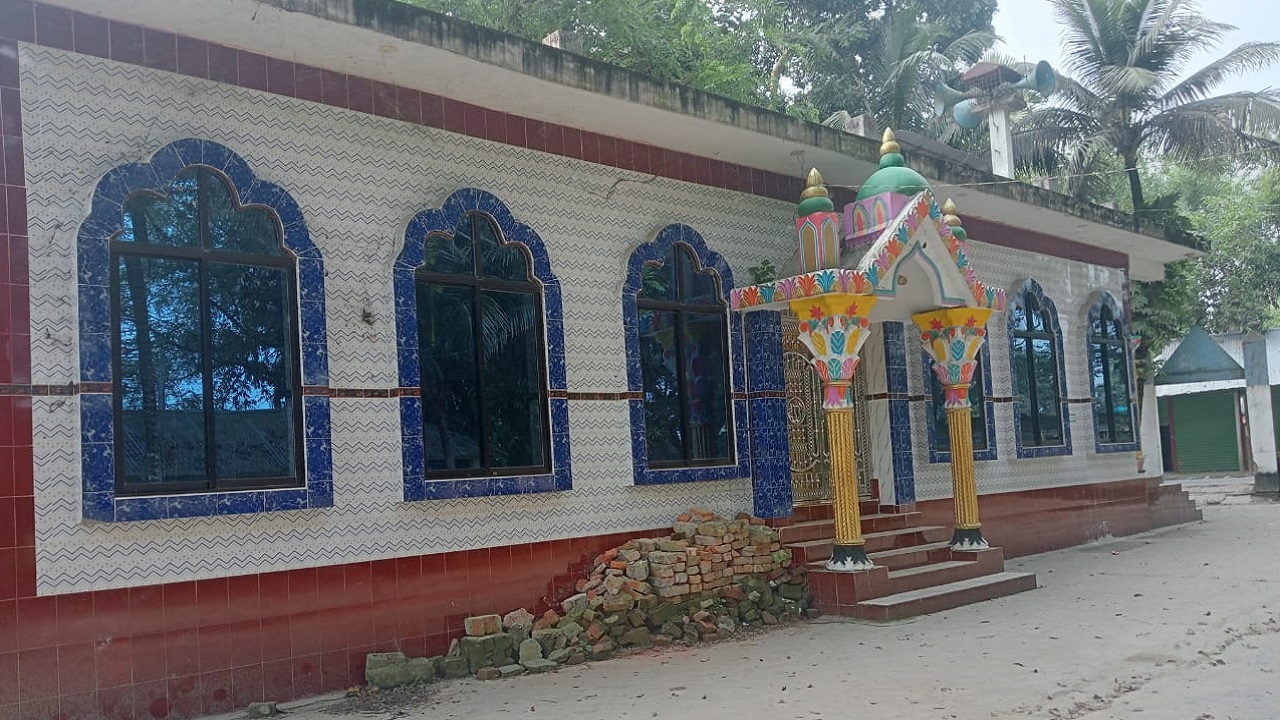 লালমাই উপজেলার ভূমি অফিস সংলগ্ন ভাটরা কাছারি কেন্দ্রীয় জামে মসজিদ। ছবি : কালবেলা