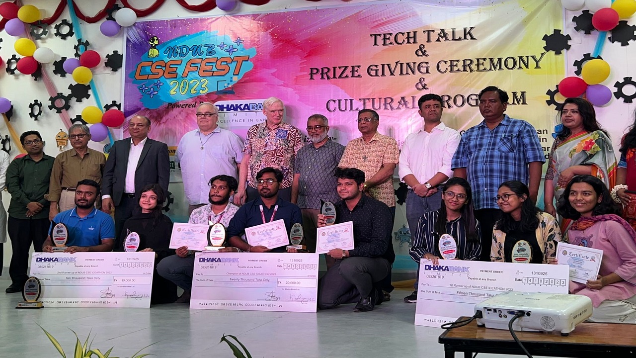 নটরডেম ইউনিভার্সিটি সিএসই ফেস্ট-২০২৩ এ বিজয়ীদের মাঝে পুরস্কার বিতরণ অনুষ্ঠান।