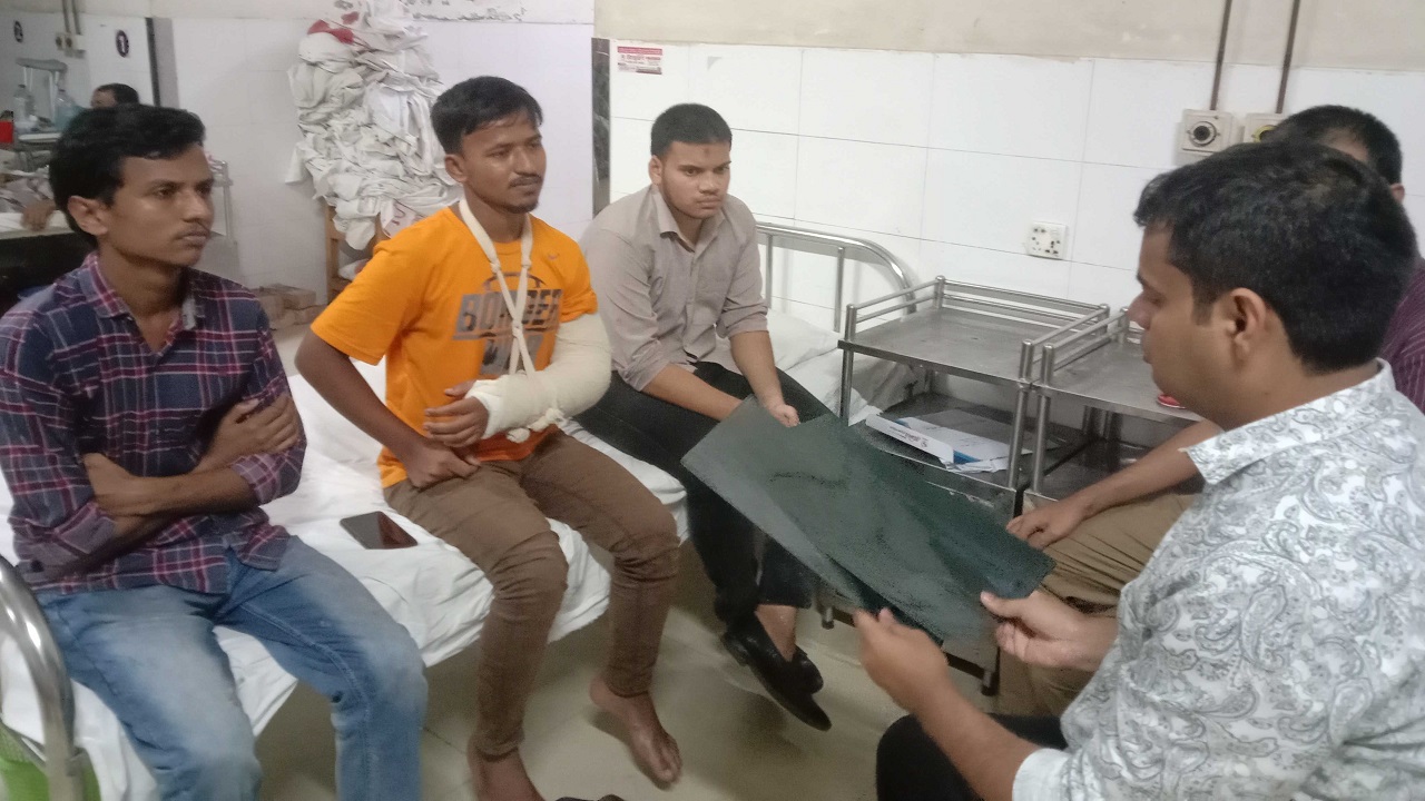 শেরেবাংলা মেডিকেলে চিকিৎসা নিচ্ছেন বরিশাল বিশ্ববিদ্যালয়ের ইংরেজি বিভাগের শিক্ষার্থী মুকুল আহমেদ। ছবি : কালবেলা