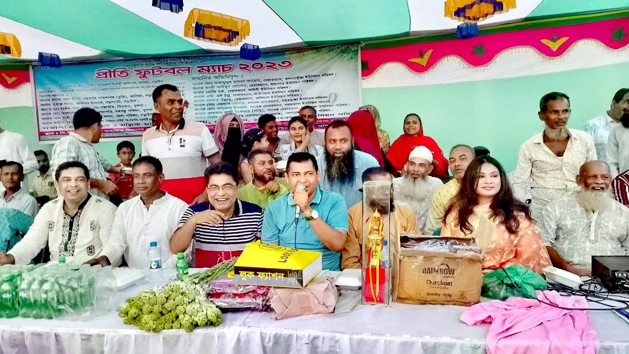 বাগুডাঙ্গা সিএমবি মাধ্যমিক বিদ্যালয় মাঠ প্রাঙ্গণে প্রীতি ফুটবল ম্যাচ উপভোগ করছেন অতিথিরা। ছবি : কালবেলা