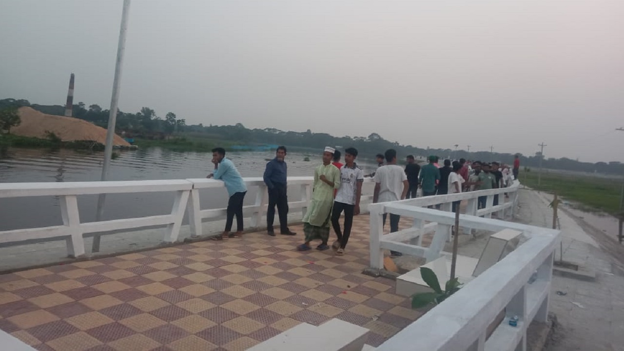 ডাকাতিয়া নদীর পাড়ে দৃষ্টিনন্দন ওয়াকওয়ে। ছবি : কালবেলা