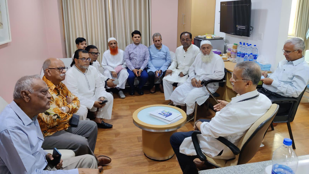 বিএনপির ভাইস চেয়ারম্যান ডাক্তার এ এস এম জাহিদ হোসেনের কাছে খালেদা জিয়ার শারীরিক অবস্থার খোঁজখবর নেন ১২ দলীয় জোটের নেতৃবৃন্দ। ছবি : কালবেলা