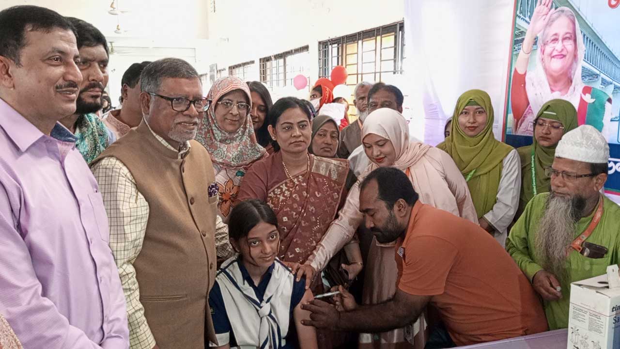 মানিকগঞ্জে জরায়ুমুখে ক্যান্সার প্রতিরোধী এইচপিভি টিকাদান ক্যাম্পেইনে উপস্থিত হন স্বাস্থ্যমন্ত্রী জাহিদ মালেক। ছবি : কালবেলা