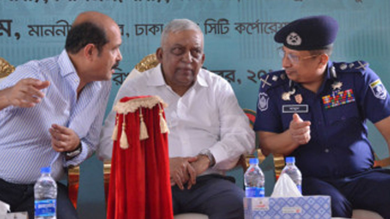 ফার্মগেটের ফুটওভার ব্রিজ উদ্বোধনী অনুষ্ঠানে স্বরাষ্ট্রমন্ত্রী আসাদুজ্জামান খান। ছবি : সংগৃহীত