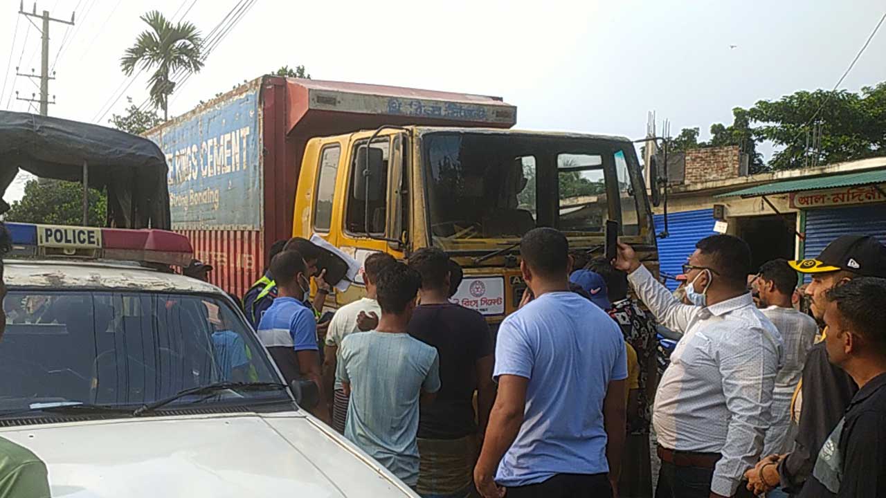 মোটরসাইকেল ধাক্কা দেওয়া কাভার্ডভ্যানটি জব্দ করা হয়েছে। ছবি : কালবেলা