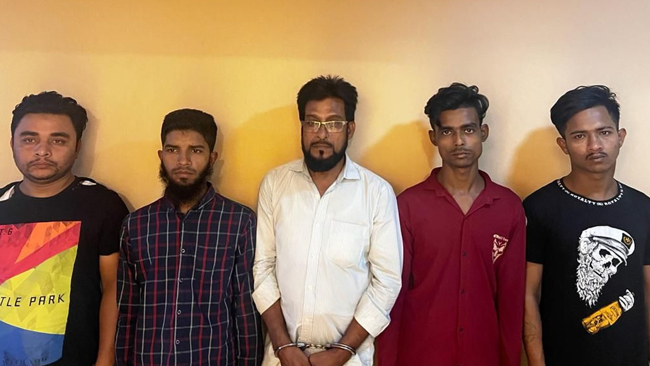 পুলিশের বিশেষ অভিযানে গ্রেপ্তার পাঁচ। ছবি : কালবেলা