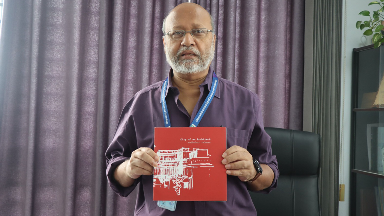 ‘সিটি অফ এন আর্কিটেক্ট’ বই হাতে ড. মো. মাহবুবুর রহমান। ছবি : কালবেলা