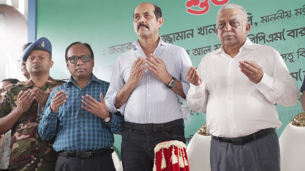 ফার্মগেটে ফুটওভার ব্রিজ উদ্বোধন করেন মেয়র আতিকুল ইসলাম ও স্বরাষ্ট্রমন্ত্রী আসাদুজ্জামান খান কামাল। ছবি : কালবেলা