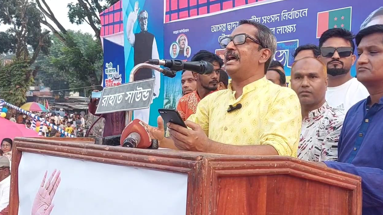 পঞ্চগড় চিনিকল মাঠে আওয়ামী লীগের জনসভায় প্রধান অতিথির বক্তব্য রাখছেন নাঈমুজ্জামান মুক্তা । ছবি : কালবেলা