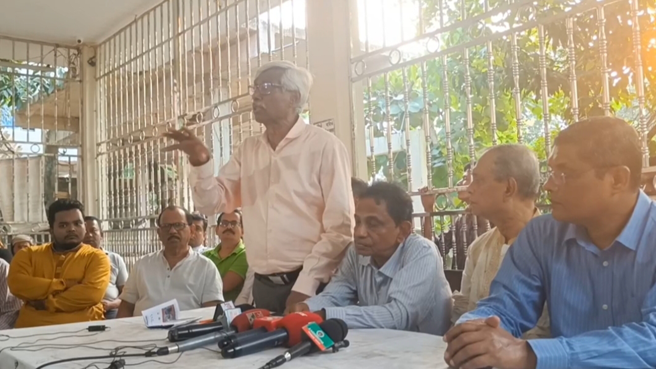 কুমিল্লায় হিন্দু বৌদ্ধ খ্রিষ্টান ঐক্যপরিষদের কেন্দ্রীয় নেতারা। ছবি : কালবেলা