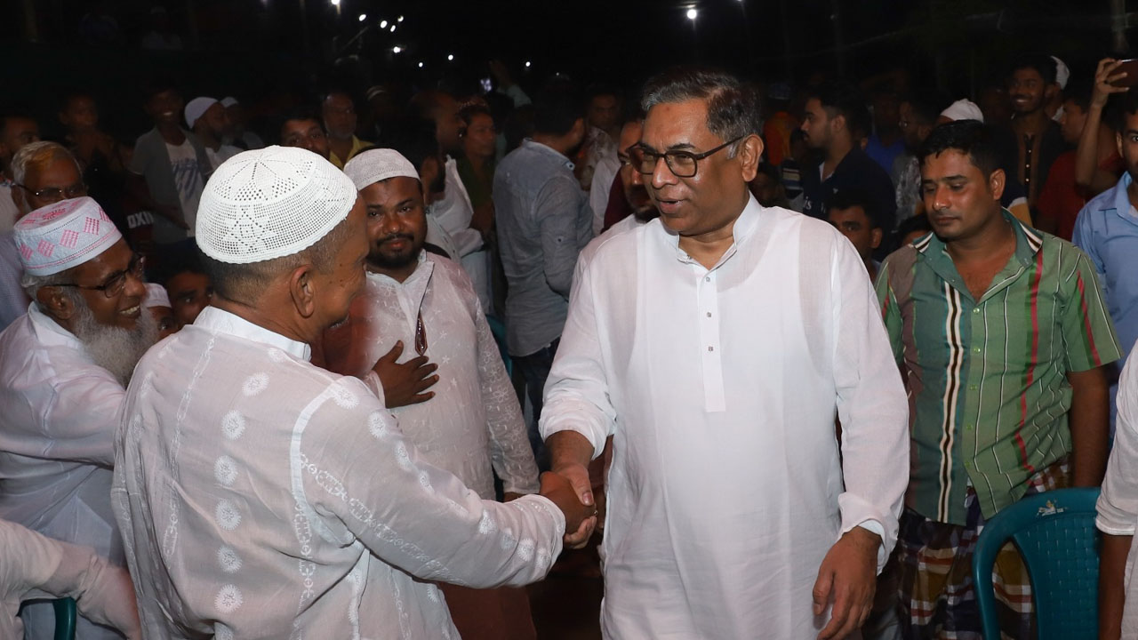 এলাকার মানুষের সঙ্গে কুশল বিনিময়ে ঢাকা-৩ আসনের সংসদ সদস্য নসরুল হামিদ বিপু। ছবি : কালবেলা