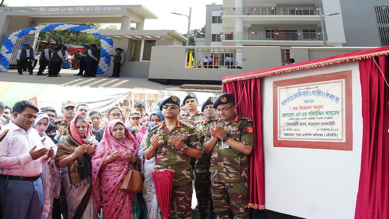 নড়াইল জেলার লোহাগড়া উপজেলার মল্লিকপুরের করফাতে নবনির্মিত অধ্যাপক শেখ মো. রোকন উদ্দিন আহমেদ ১০ শয্যাবিশিষ্ট মা ও শিশু কল্যাণ কেন্দ্র উদ্বোধন শেষে মোনাজাত করেন। ছবি : সংগৃহীত