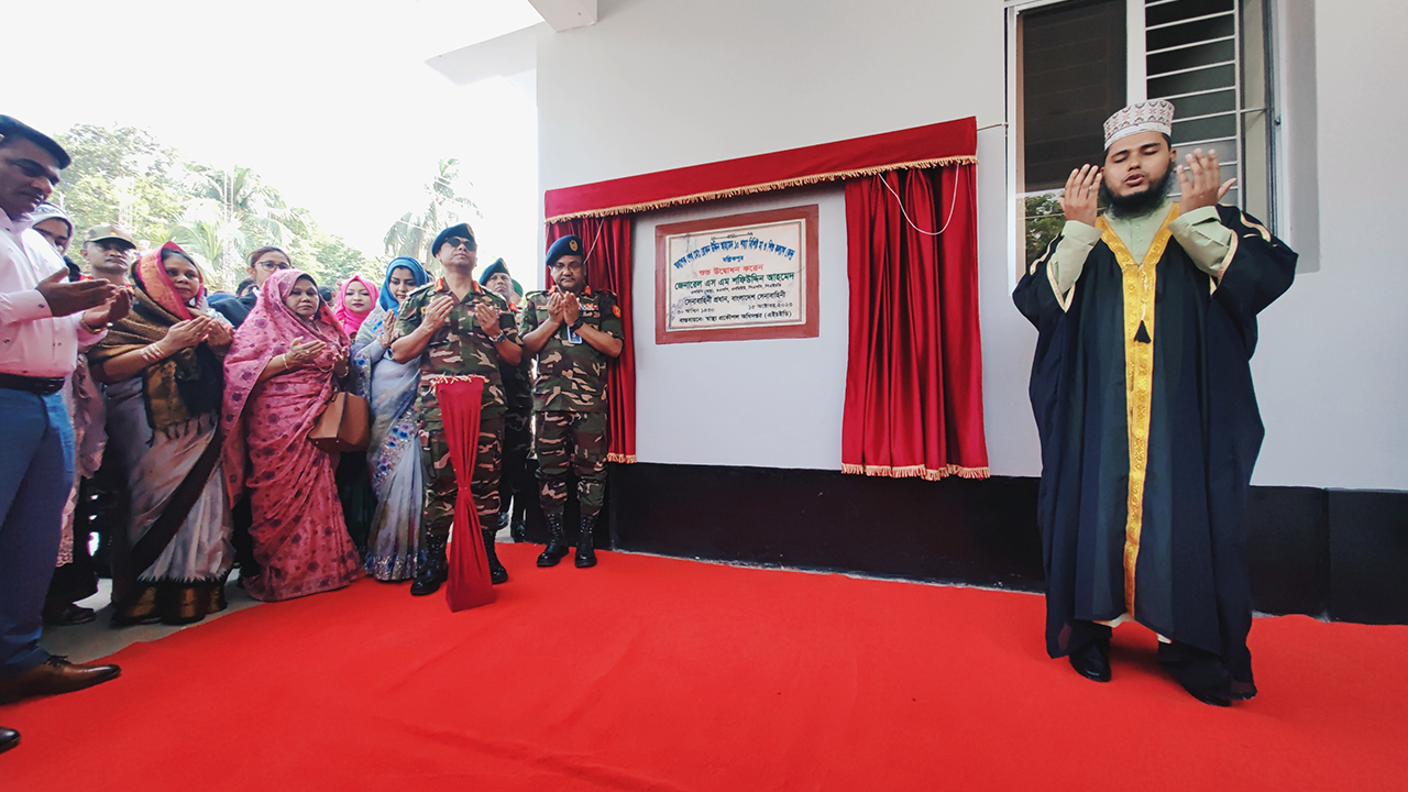 লোহাগড়ায় পৈতৃক ভিটায় মা ও শিশু কল্যাণ কেন্দ্র উদ্বোধন করলেন সেনাপ্রধান জেনারেল এস এম শফিউদ্দিন আহমেদ। ছবি : কালবেলা