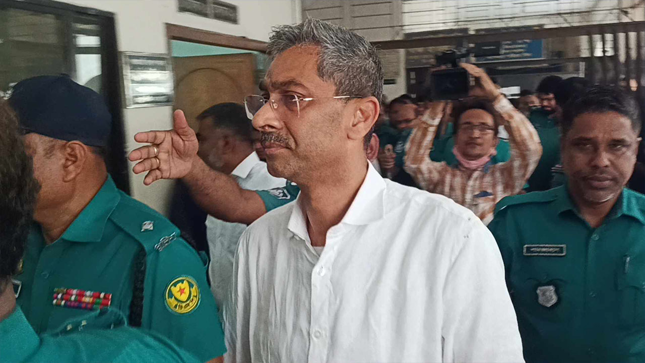 গ্রেপ্তারের পর আদালতে তোলা হয় বিএনপিনেতা এ্যানীকে। ছবি : কালবেলা