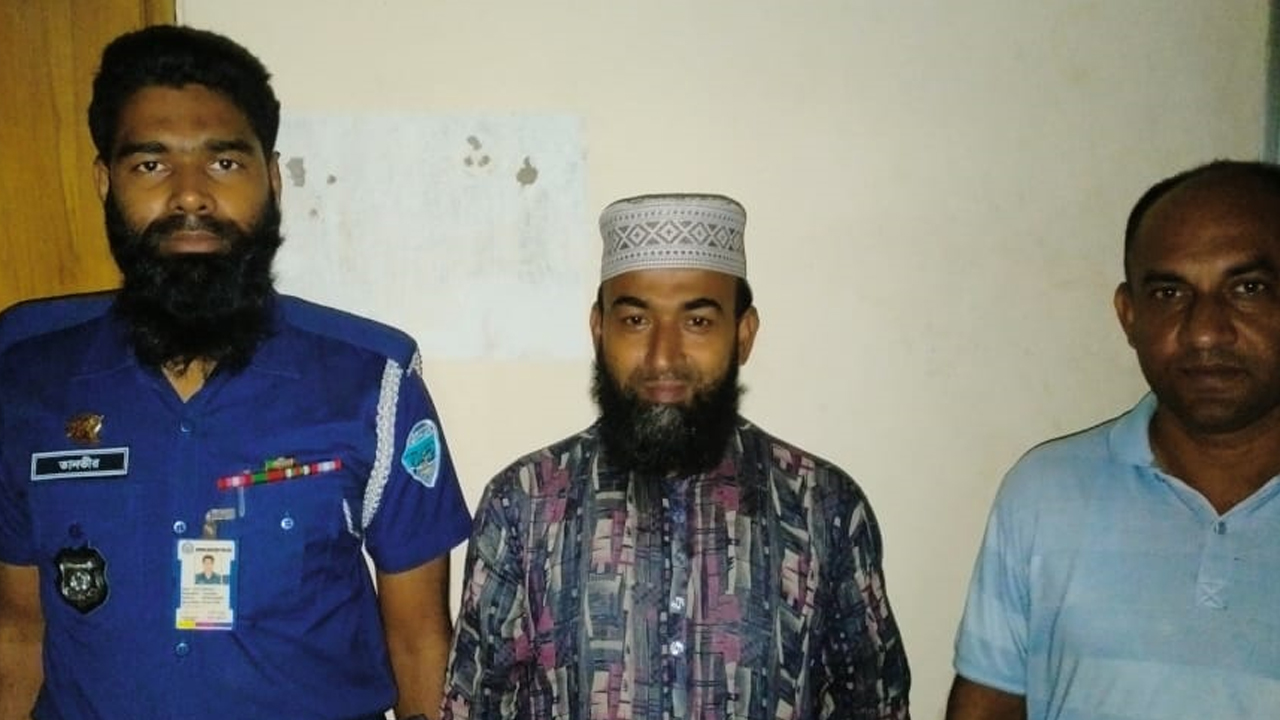 চরপার্বতী ইউনিয়ন জামায়াতের আমির কাজী হানিফ গ্রেপ্তার। ছবি : কালবেলা