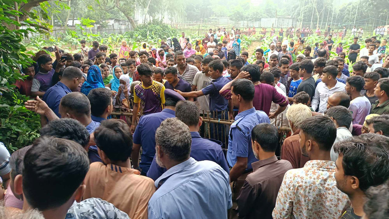 দিনাজপুরে ড্রেন থেকে যুবতীর মরদেহ উদ্ধার করেছে পুলিশ। ছবি : কালবেলা