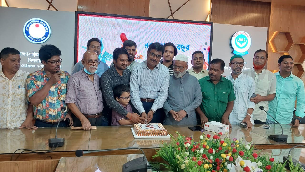 ব্রাহ্মণবাড়িয়ায় কেক কেটে কালবেলার বর্ষপূর্তি উদযাপন করা হয়েছে। ছবি : কালবেলা