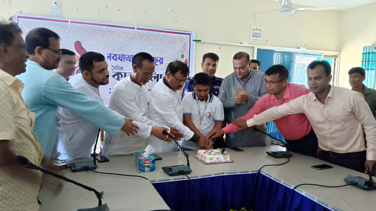 সুনামগঞ্জে কেক কেটে কালবেলার বর্ষপূর্তি উদযাপন করা হয়েছে। ছবি : কালবেলা