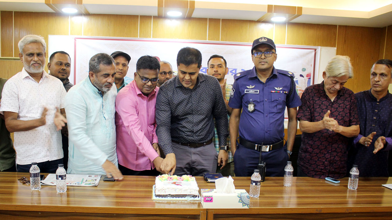 কেক কেটে কালবেলার বর্ষপূর্তি উদযাপন। ছবি : কালবেলা