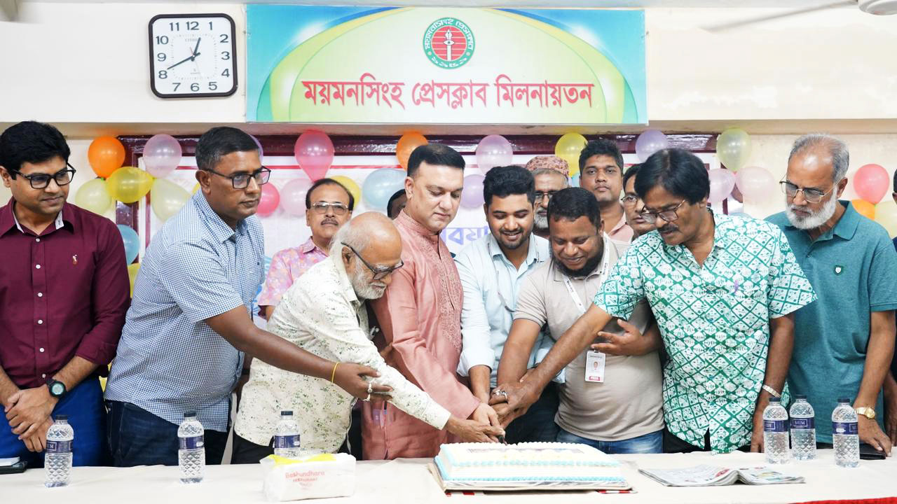 কেক কেটে কালবেলার বর্ষপূর্তি উদযাপন। ছবি : কালবেলা