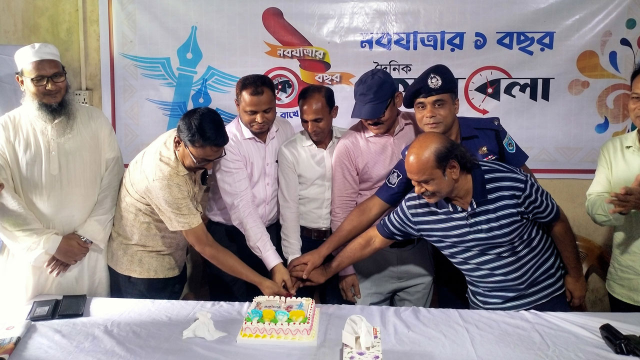 কেক কেটে কালবেলার বর্ষপূর্তি উদযাপন। ছবি : কালবেলা
