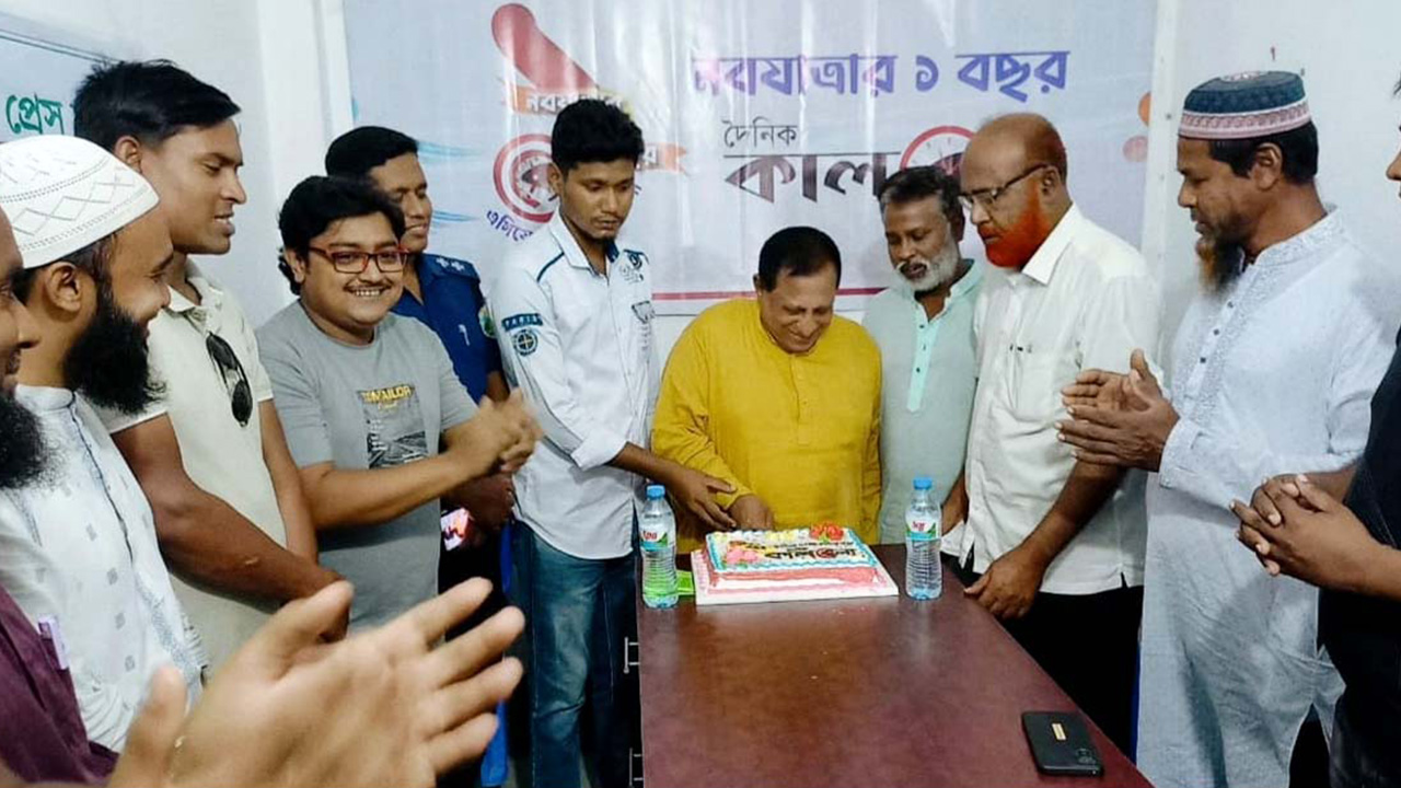 বগুড়ার নন্দীগ্রামে দৈনিক কালবেলার বর্ষপূর্তিতে কেক কাটেন এমপি তানসেন। ছবি : কালবেলা