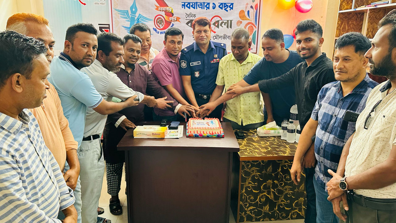 কেক কেটে কালবেলার বর্ষপূর্তি উদযাপন। ছবি : কালবেলা