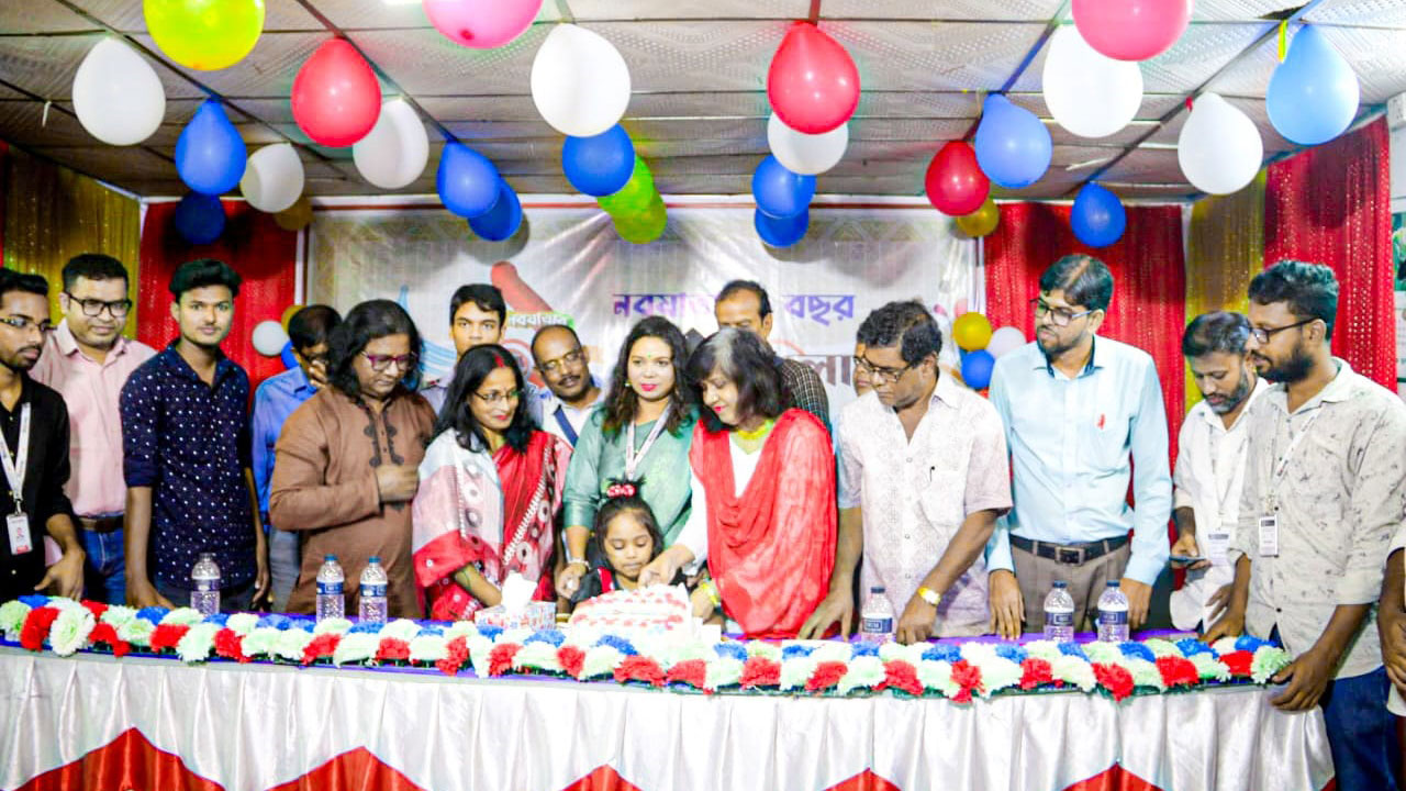 কেক কেটে কালবেলার বর্ষপূর্তি উদযাপন। ছবি : কালবেলা