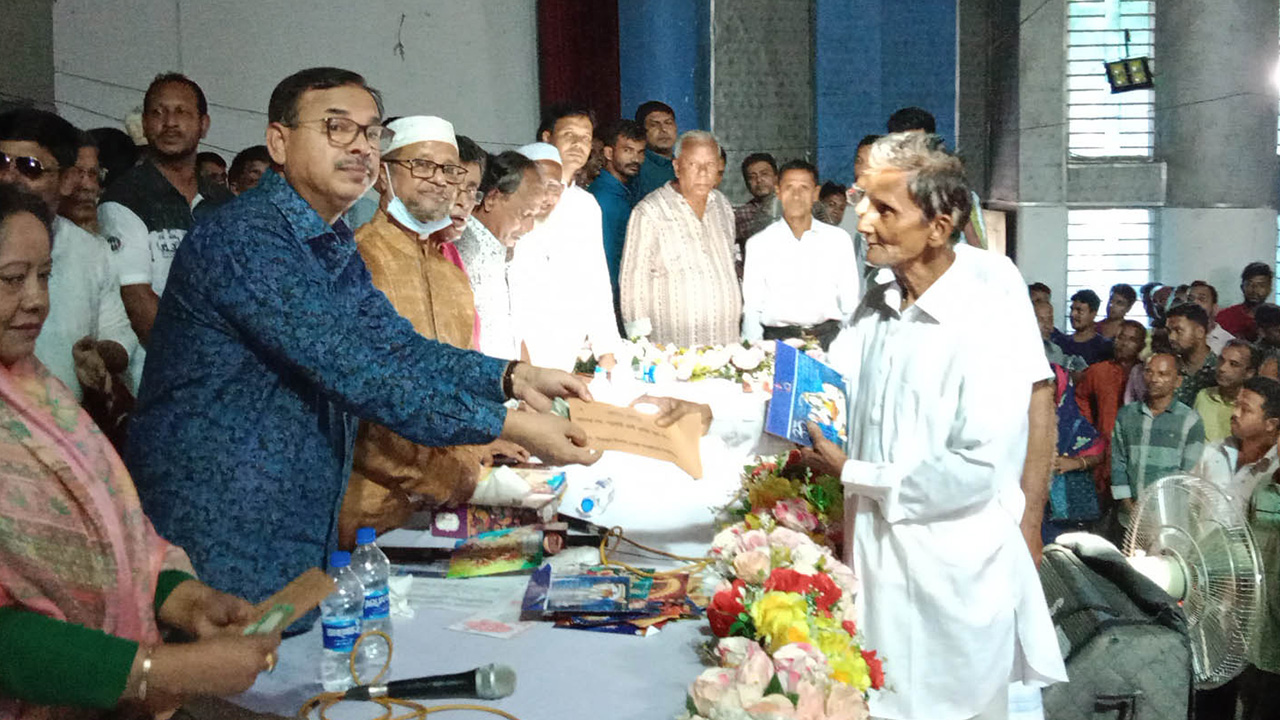 নরসিংদীর শিবপুরে ৮০টি পূজা মণ্ডপে সাবেক এমপি ও জেলা আওয়ামী লীগের সহসভাপতি মো. সিরাজুল ইসলাম মোল্লার অনুদান প্রদান। ছবি : কালবেলা