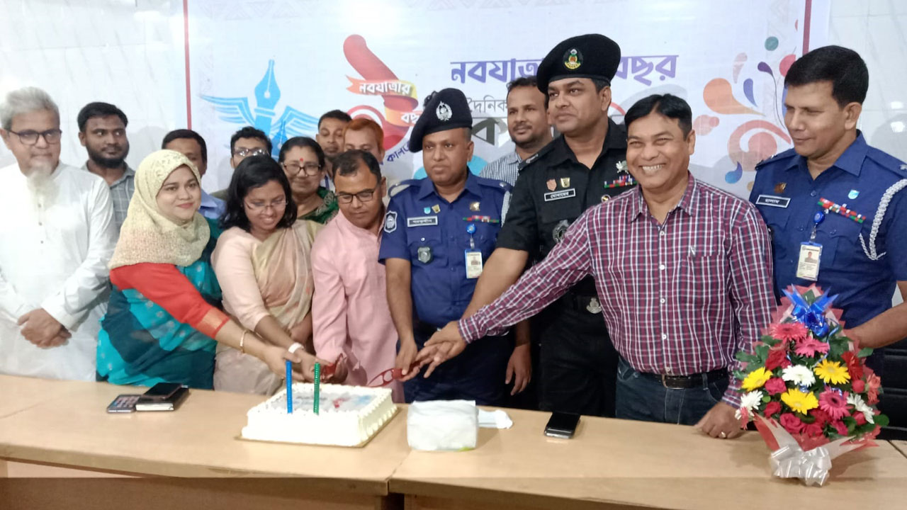 কেক কেটে কালবেলার বর্ষপূর্তি উদযাপন। ছবি : কালবেলা